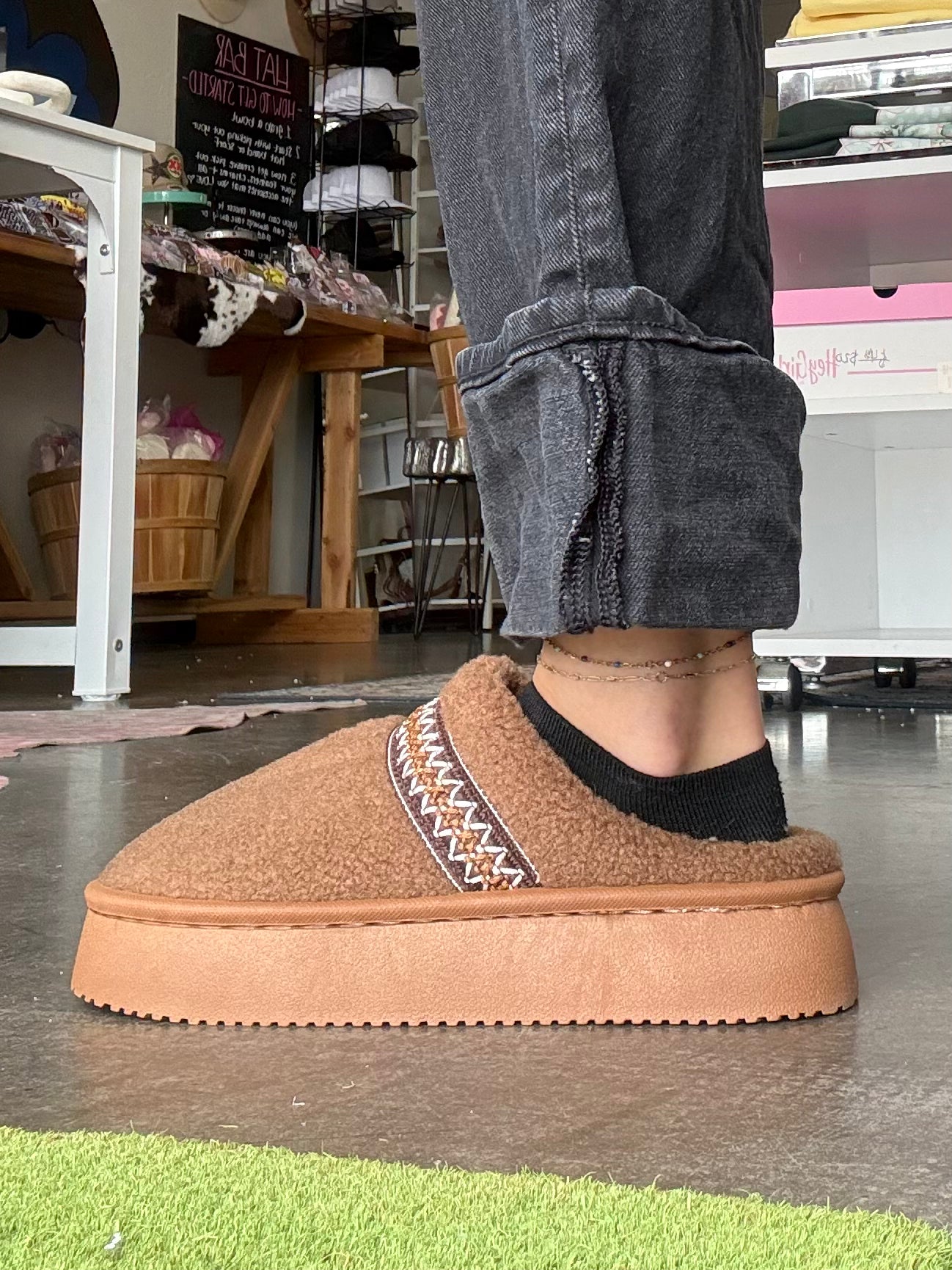 Fuzzy House Shoes/ BROWN