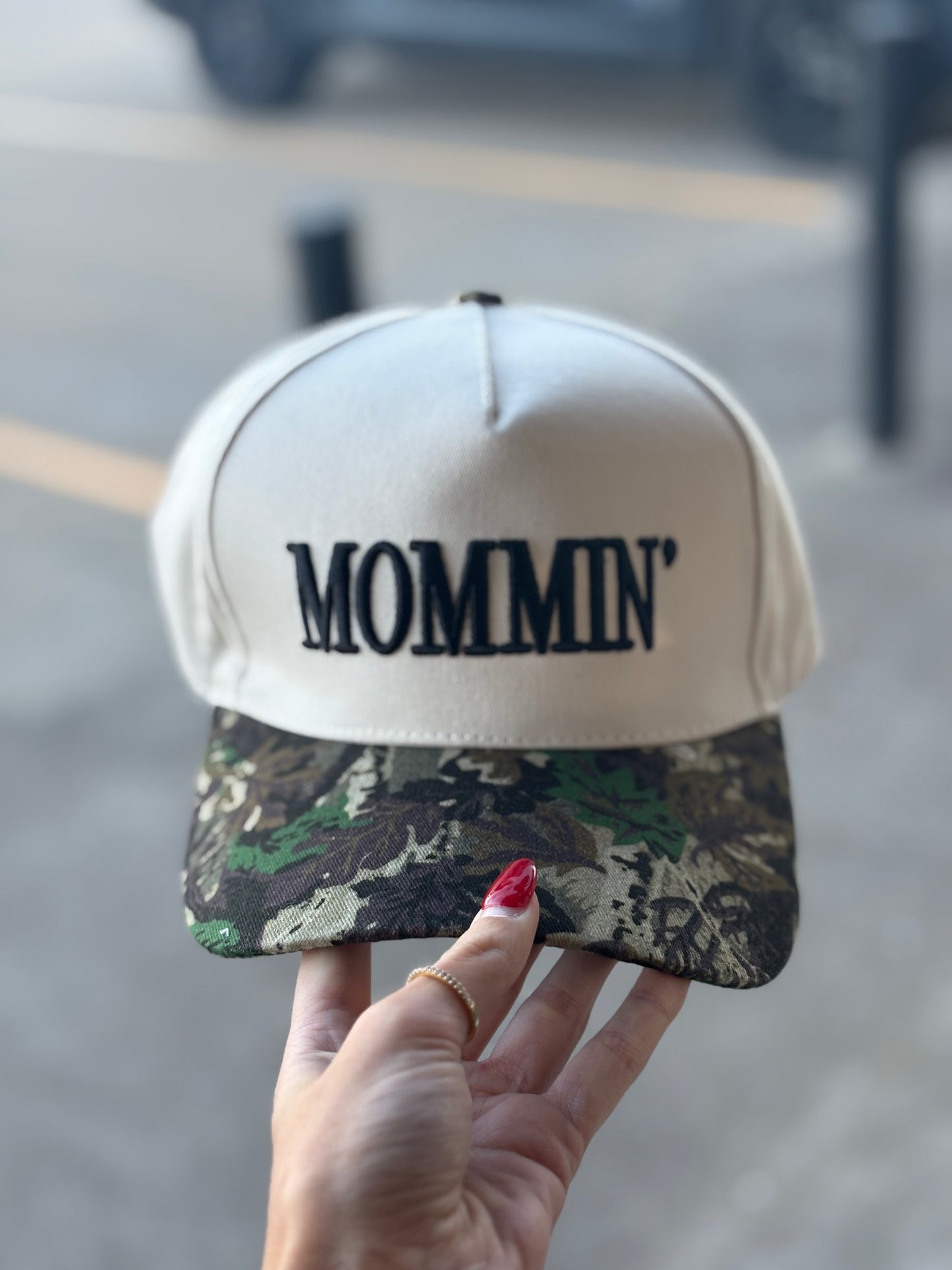 “MOMMIN'” TWO TONE CANVAS COTTON CAP