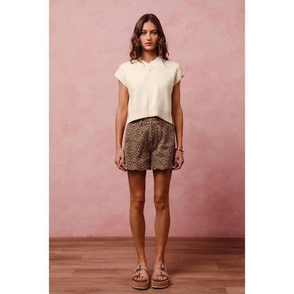 MID RISE LEOPARD TWILL SHORTS WITH SCALLOP HEM: LEOPARD