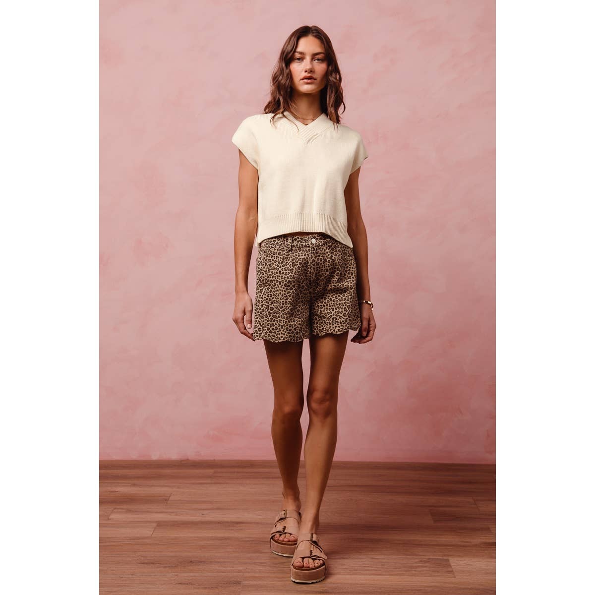 MID RISE LEOPARD TWILL SHORTS WITH SCALLOP HEM: LEOPARD
