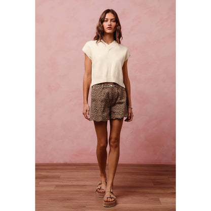 MID RISE LEOPARD TWILL SHORTS WITH SCALLOP HEM: LEOPARD