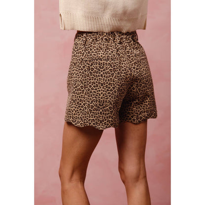 MID RISE LEOPARD TWILL SHORTS WITH SCALLOP HEM: LEOPARD