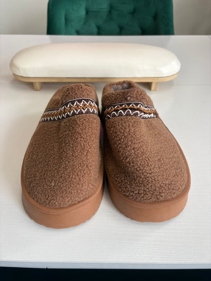 Fuzzy House Shoes/ BROWN