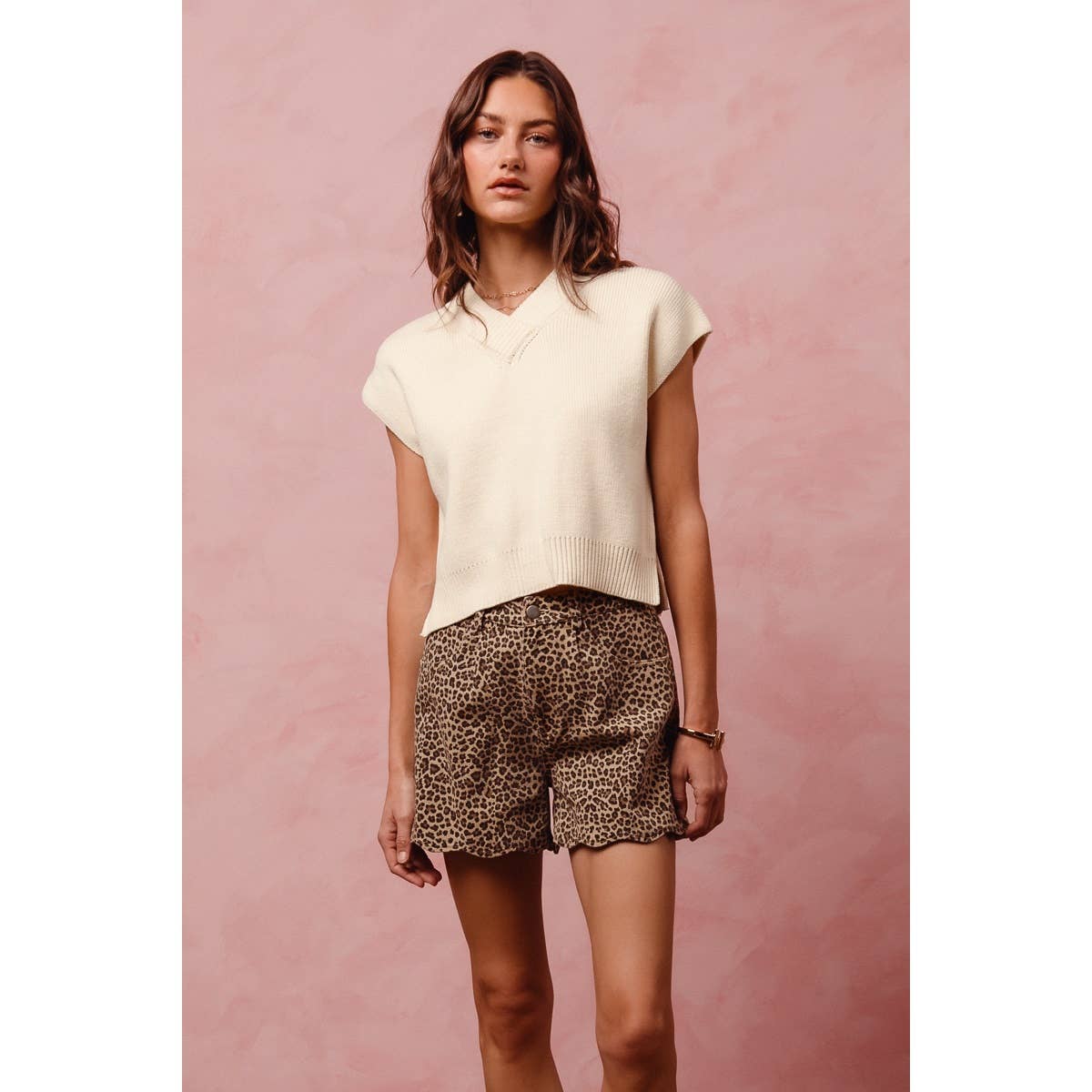 MID RISE LEOPARD TWILL SHORTS WITH SCALLOP HEM: LEOPARD