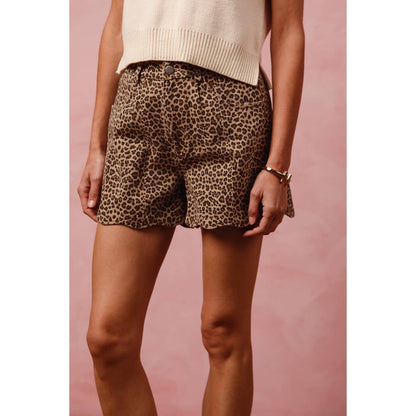 MID RISE LEOPARD TWILL SHORTS WITH SCALLOP HEM: LEOPARD