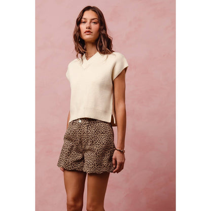 MID RISE LEOPARD TWILL SHORTS WITH SCALLOP HEM: LEOPARD
