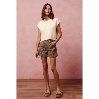 MID RISE LEOPARD TWILL SHORTS WITH SCALLOP HEM: LEOPARD