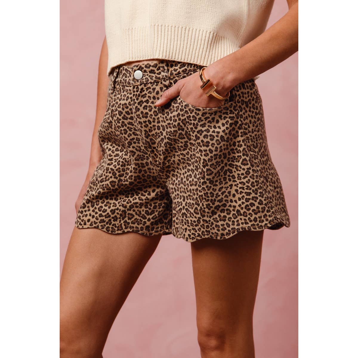 MID RISE LEOPARD TWILL SHORTS WITH SCALLOP HEM: LEOPARD